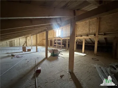 Vila cocheta cu 3 camere, dormitor matrimonall,  incalzire in pardoseala, terasa superba, si pod spatios, Calea Bucuresti , 15 minute de  metrou Pacii - foto 21