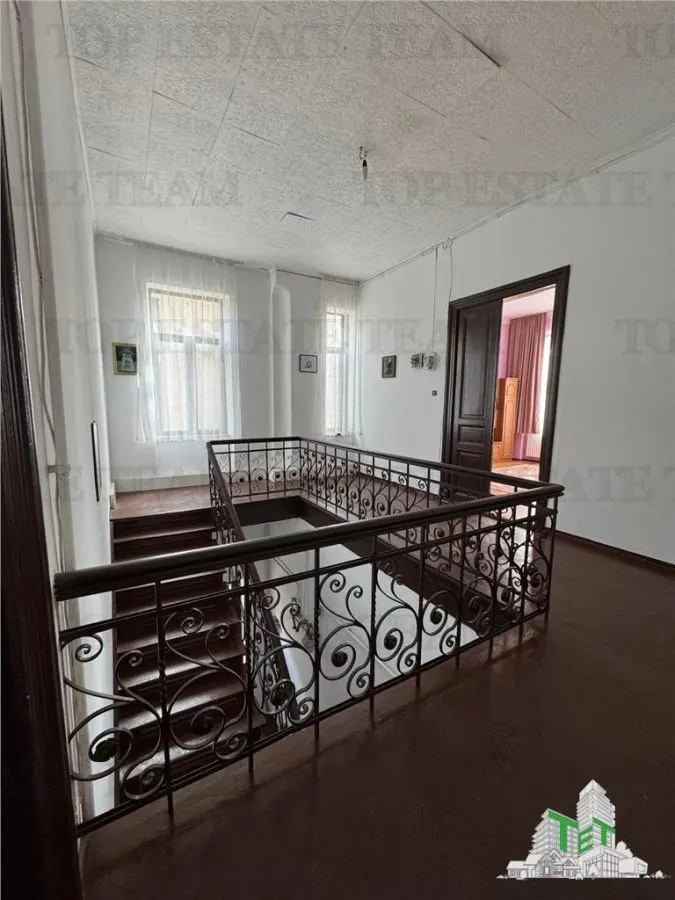 Apartament cu 4 camere  de vanzare, Ultracentral,  Kogalniceanu, curte si pod - foto 3