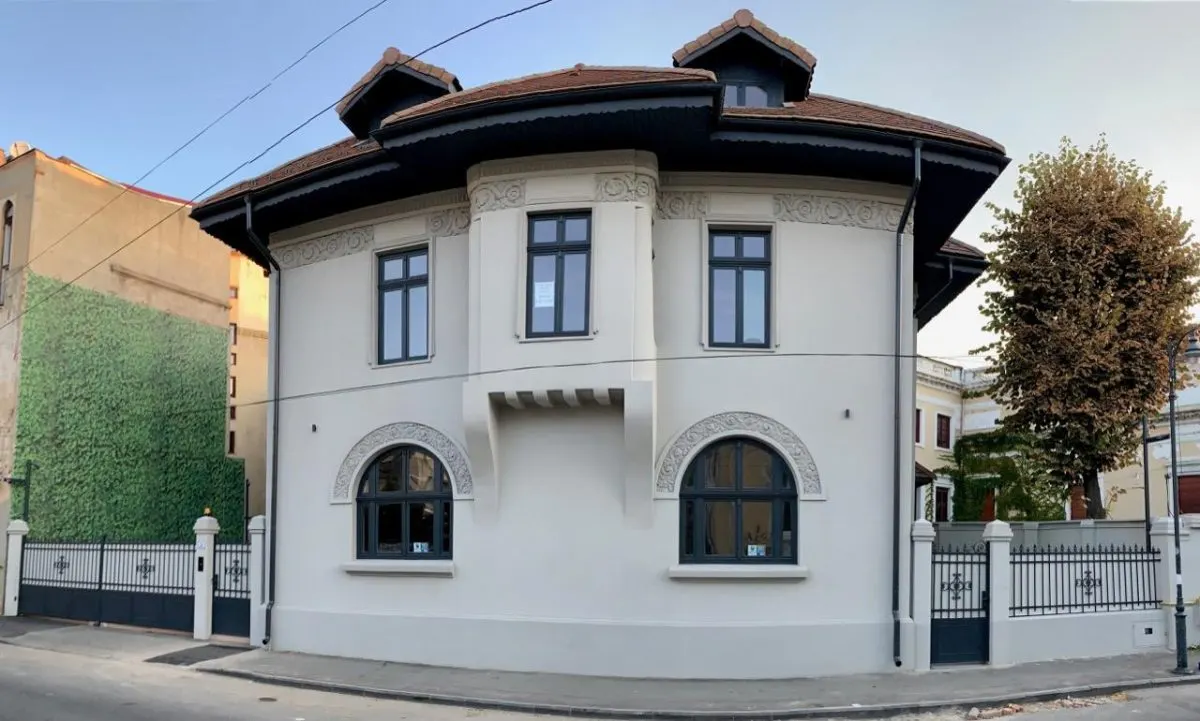 Vila brancoveneasca restaurata complet - eleganta, istorie si dotari moderne - foto 12