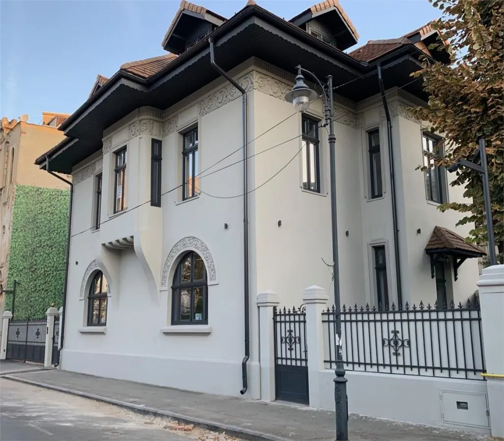 Vila brancoveneasca restaurata complet - eleganta, istorie si dotari moderne - foto 13