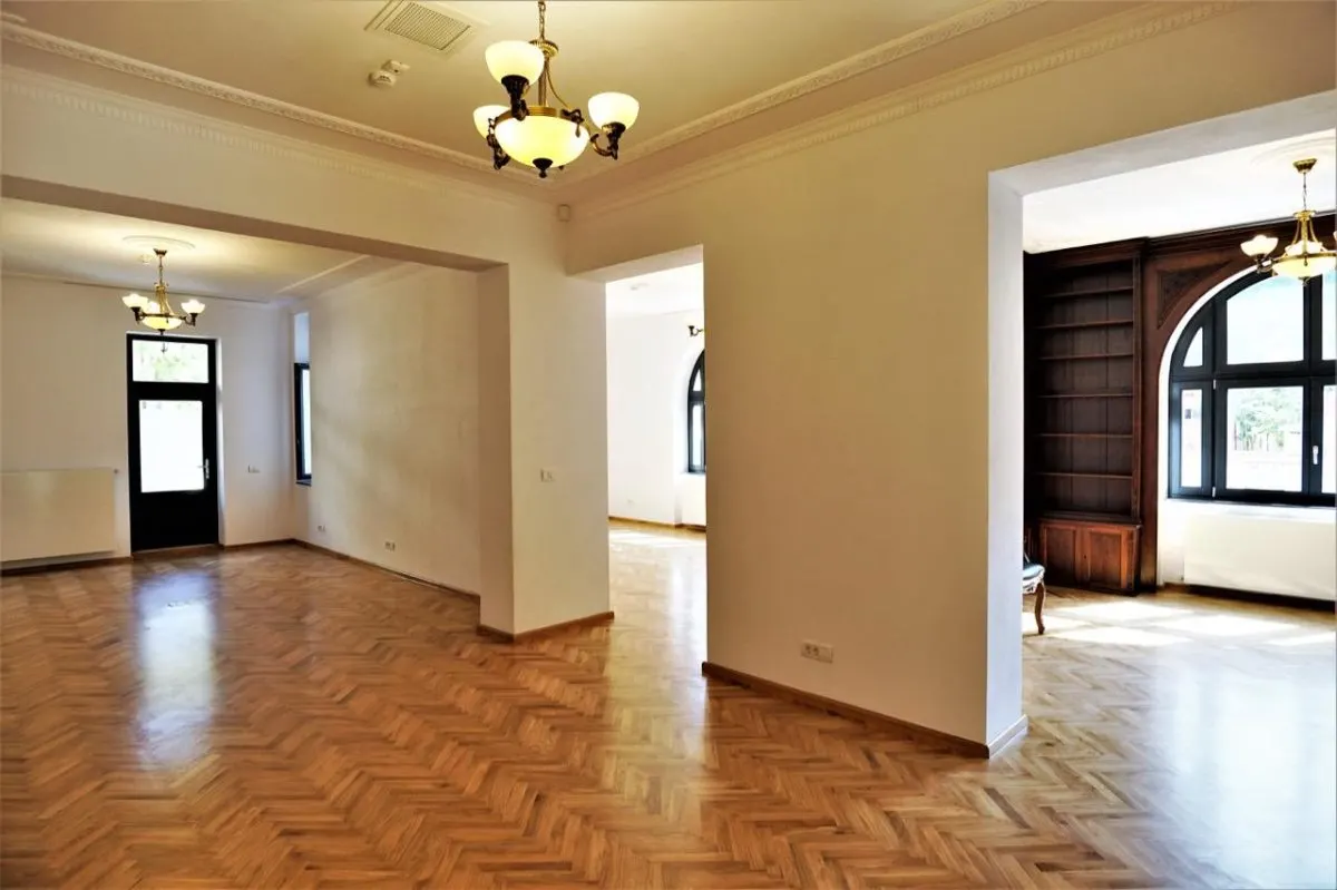 Vila brancoveneasca restaurata complet - eleganta, istorie si dotari moderne - foto 4