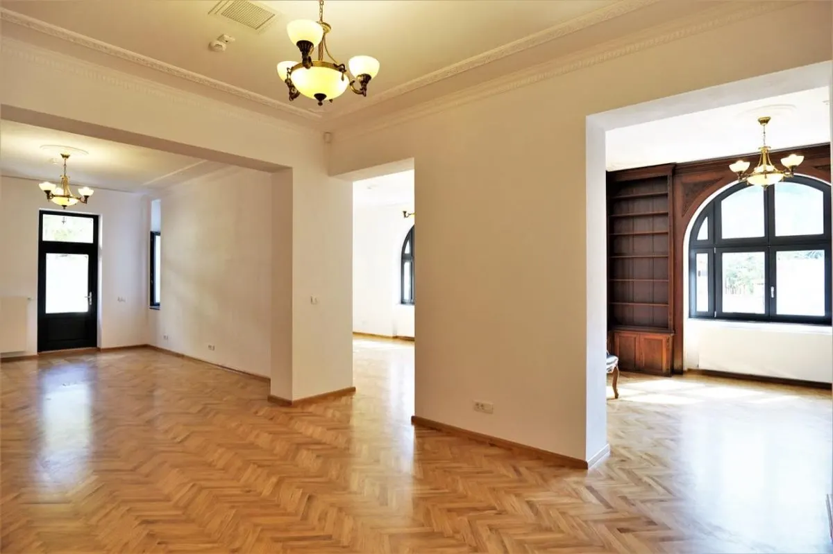 Vila brancoveneasca restaurata complet - eleganta, istorie si dotari moderne - foto 5