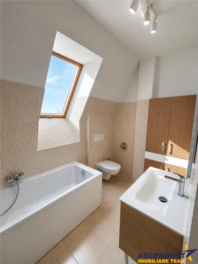 Penthouse duplex, prima inchiriere, 4 dormitoare, renovat recent, echipat, panorama Cetate, Tampa si Poiana. - foto 12