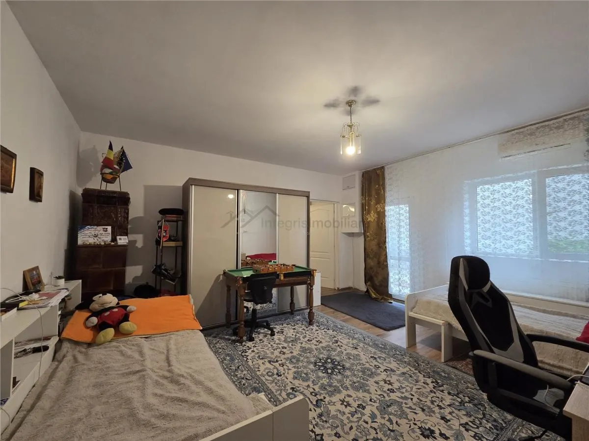 Integris Casa cu 5 camere,curte individuala,Str Gradinarilor,Oradea - foto 4