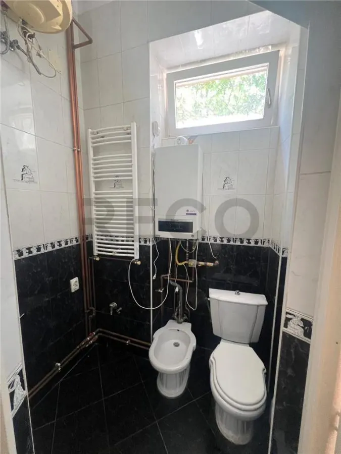 RECO Apartament ultracentral, loc de parcare privat inclus plus boxa - foto 12