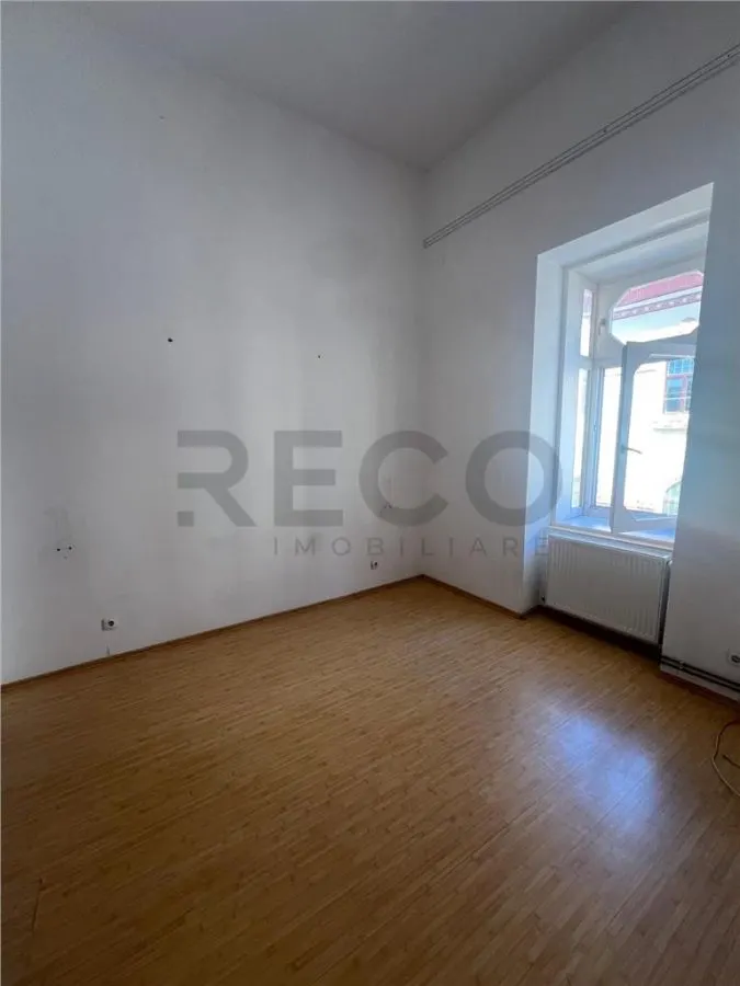 RECO Apartament ultracentral, loc de parcare privat inclus plus boxa - foto 16