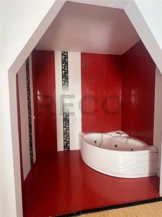RECO Apartament ultracentral, loc de parcare privat inclus plus boxa - foto 7
