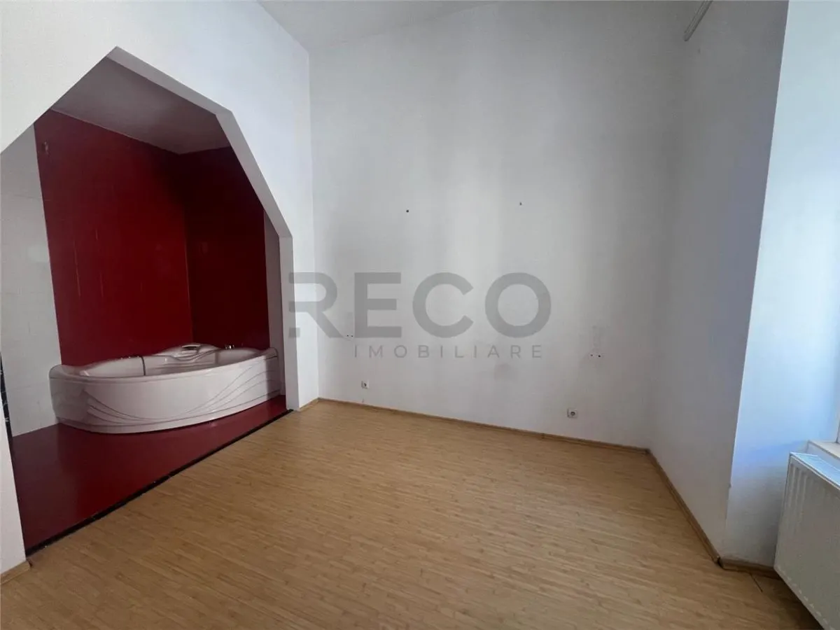RECO Apartament ultracentral, loc de parcare privat inclus plus boxa - foto 8