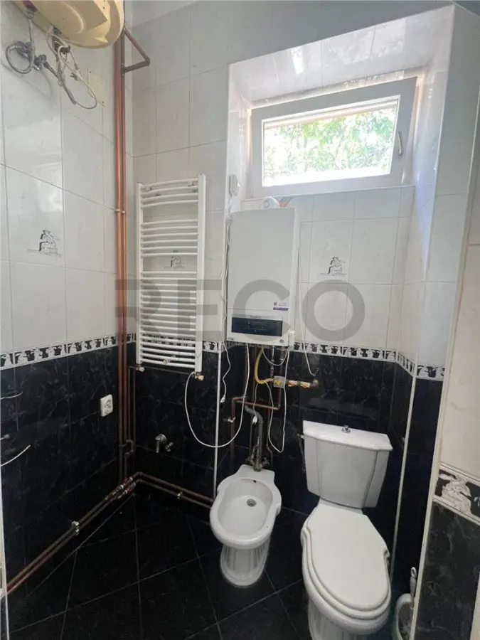 RECO Apartament ultracentral, loc de parcare privat inclus plus boxa - foto 9