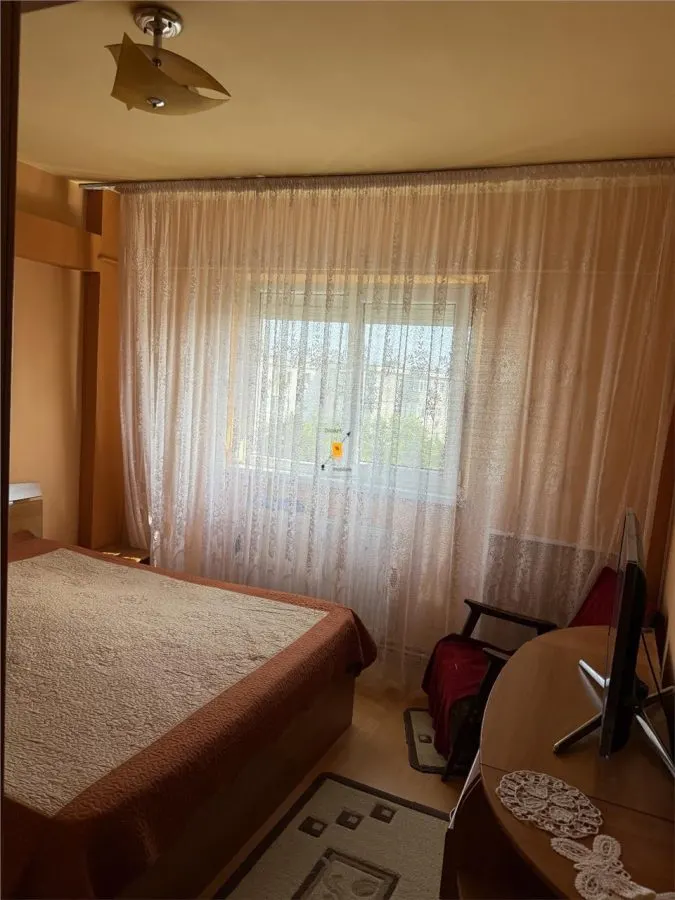 Apartament cu 4 camere zona  9 Mai - foto 2