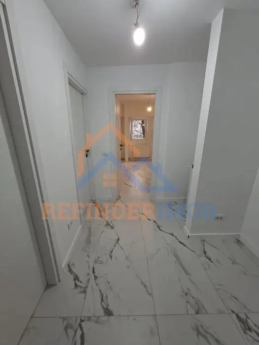 Garsoniera renovata  Aparatorii Patriei - Metrou etaj 1 bloc din 1986 - foto 1