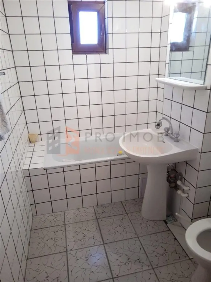 Apartament 3 camere cf 1 semidecomandat zona Crang - foto 8