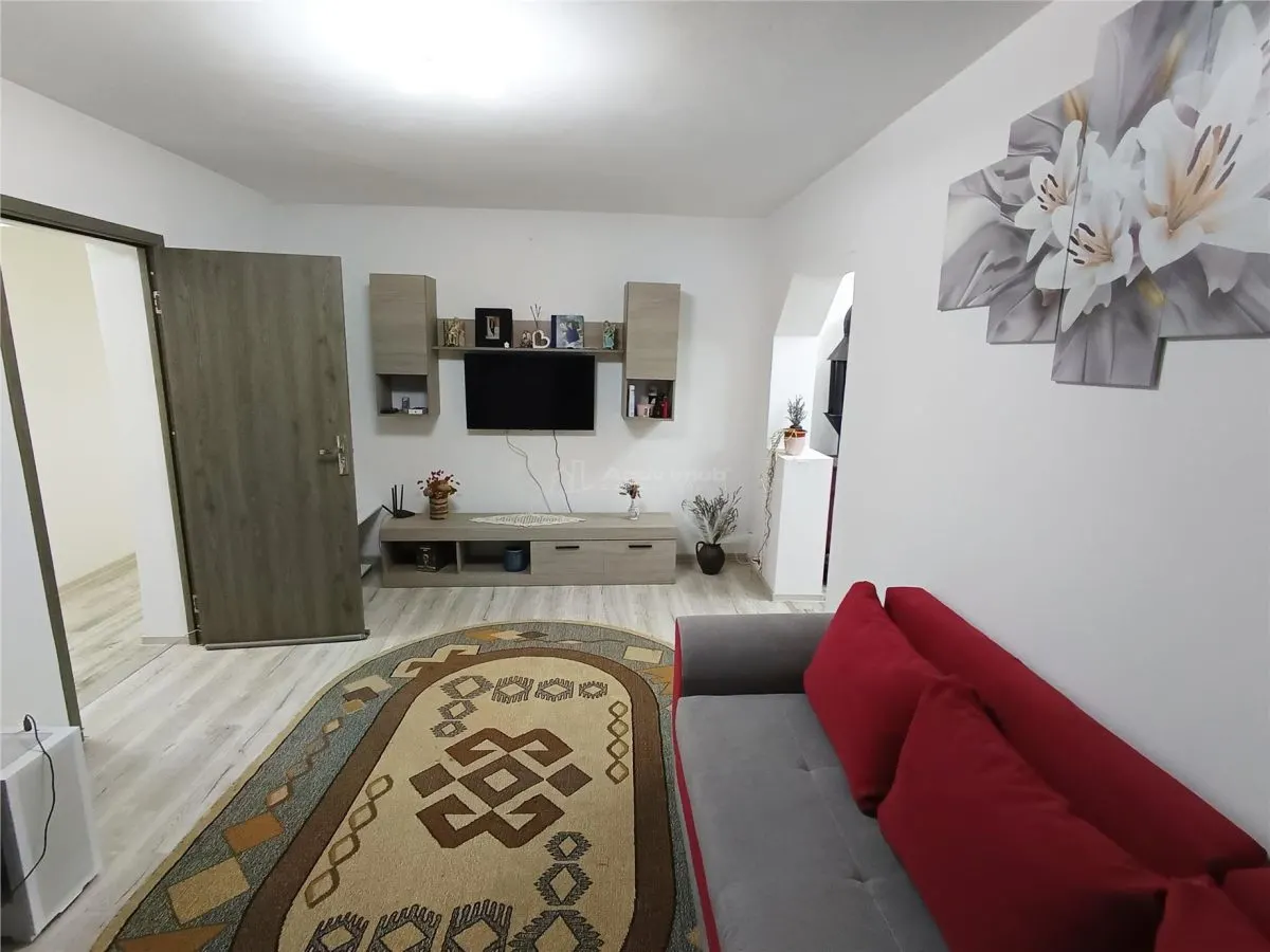 Apartament 2 camere in zona centrala Moldova Noua, langa piata - foto 2