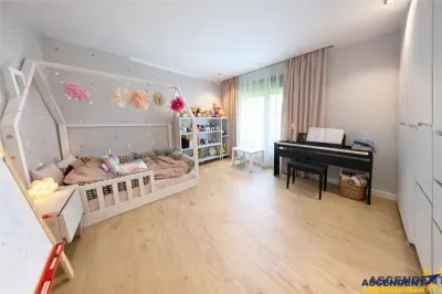 FILM!Vila cu arhitectura selecta, intr- o eleganta oaza de liniste - foto 7