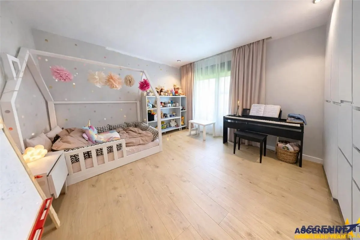 FILM!Vila cu arhitectura selecta, intr- o eleganta oaza de liniste - foto 7