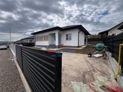 Casa Superba 4 camere cu 2 bai beci terasa Valea Adanca - foto 2