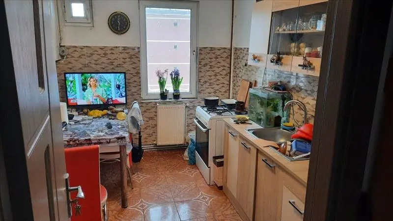 Vanzare apartament 4 camere etaj intermediar decomandat Noua , Brasov - foto 2