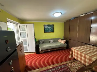 Casa Cocheta, Locuibila imediat,  cu Gradina si Curte,1500mp., Com.Birda. - foto 3