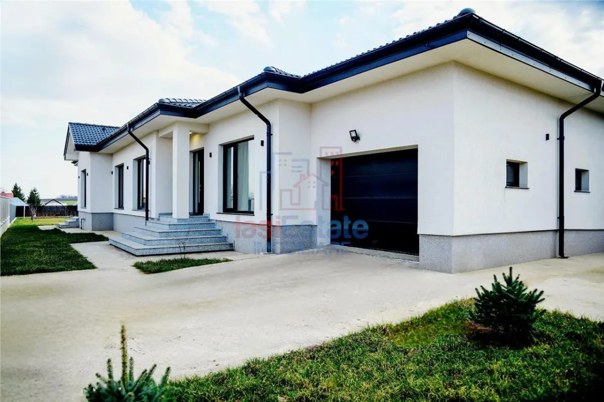 Casa intr-o zona linistita cu garaj si teren-1091 mp - foto 1