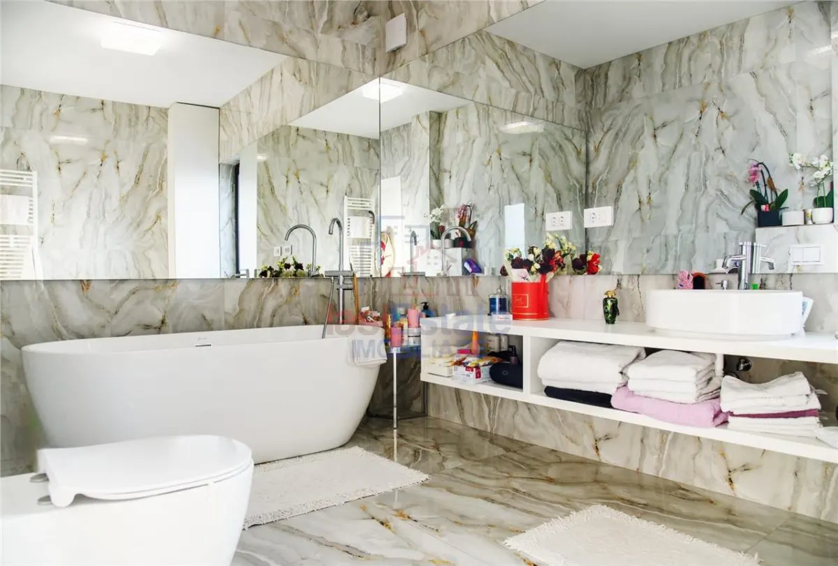 Casa intr-o zona linistita cu garaj si teren-1091 mp - foto 16