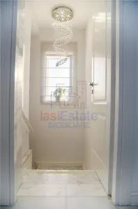 Casa intr-o zona linistita cu garaj si teren-1091 mp - foto 6