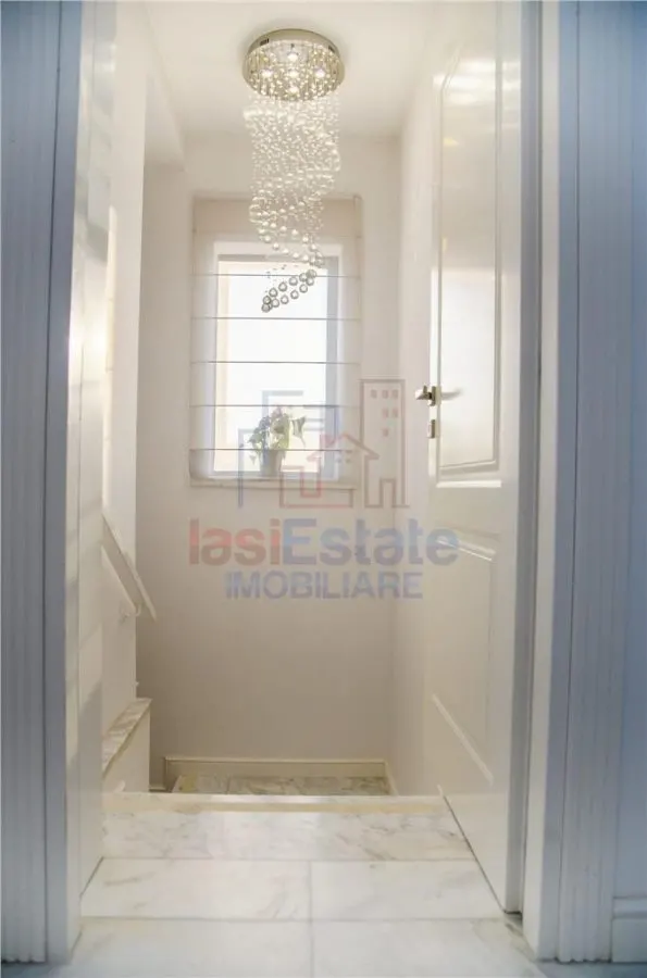 Casa intr-o zona linistita cu garaj si teren-1091 mp - foto 6