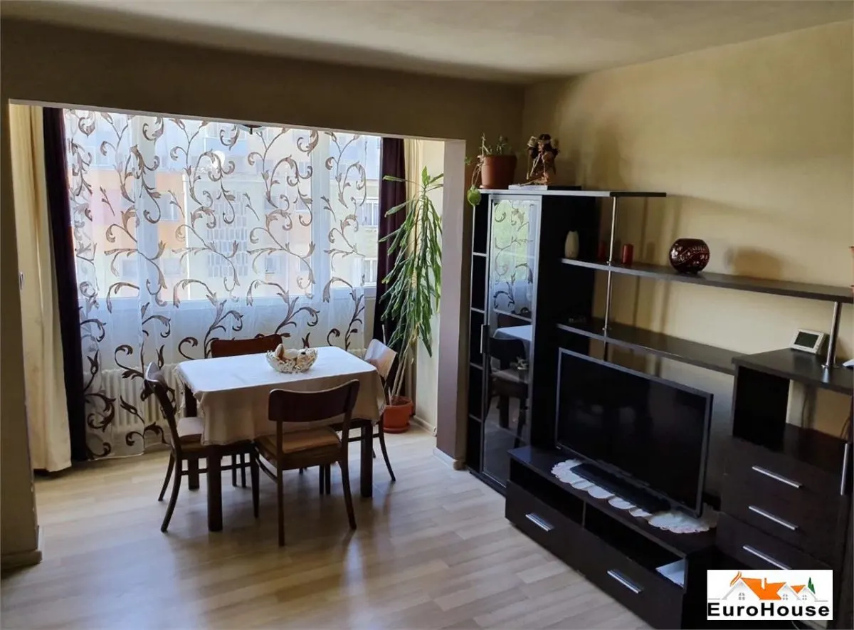 Apartament 3 Camere De Vanzare , Cetate - foto 1