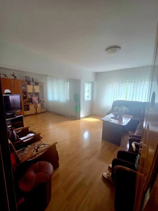 Apartament 3 camere, 2 bai, 2 balcoane, etaj intermediar zona Noua - foto 1