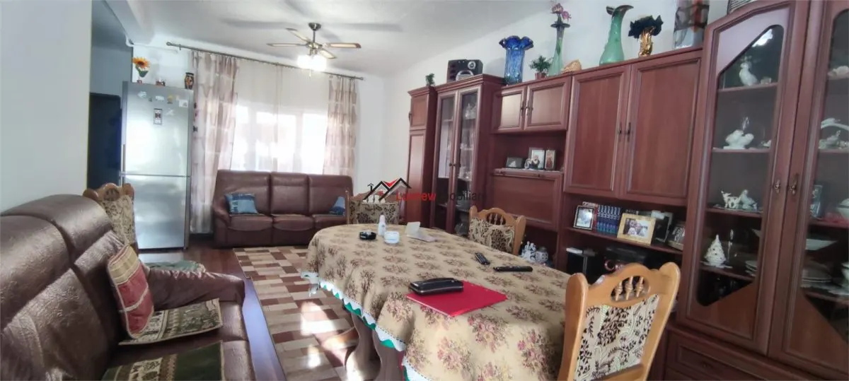 Comision 0%! Locul unde confortul devine acasa! Casa insiruita spatioasa zona Florilor! - foto 1