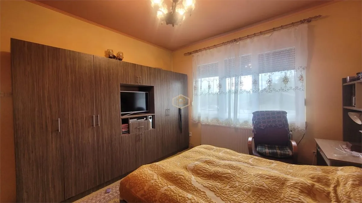 Casa solidă și spațioasă în centrul orașului Livada - foto 13
