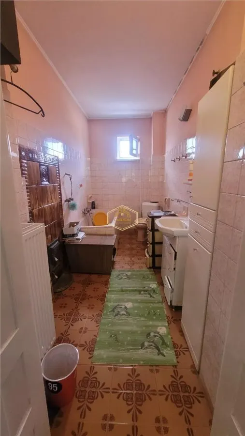 Casa solidă și spațioasă în centrul orașului Livada - foto 17