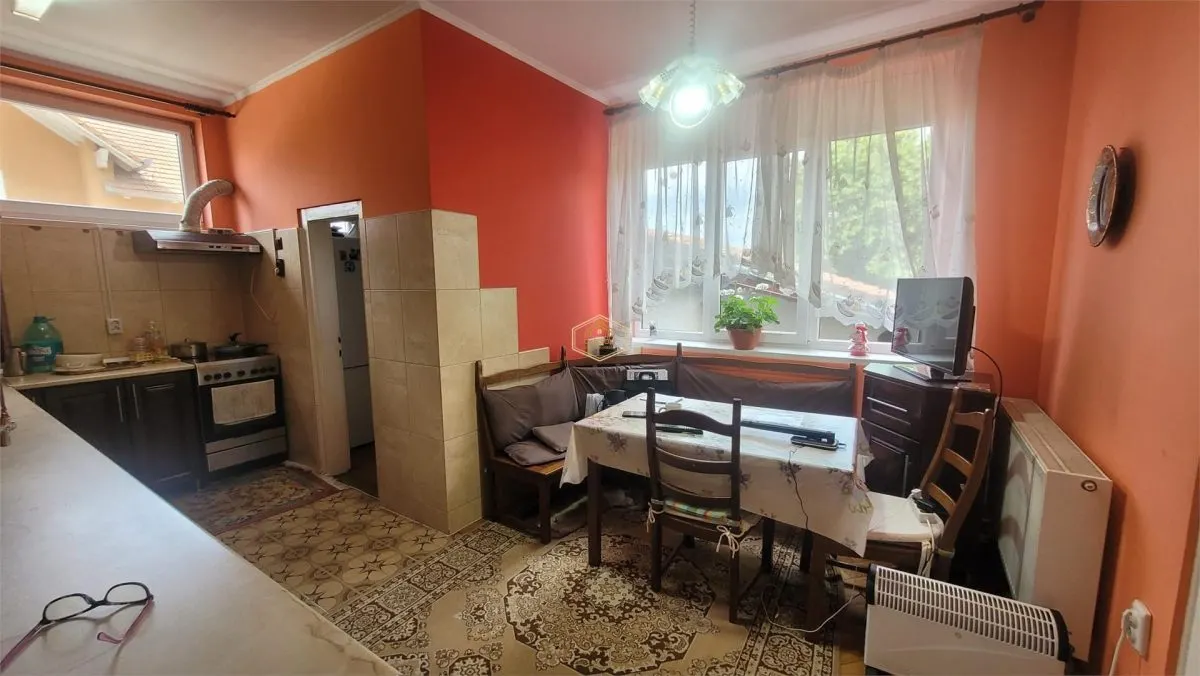 Casa solidă și spațioasă în centrul orașului Livada - foto 3