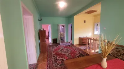 Casa solidă și spațioasă în centrul orașului Livada - foto 4