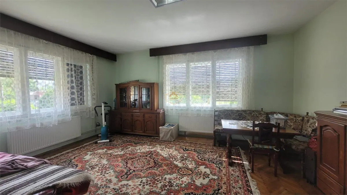 Casa solidă și spațioasă în centrul orașului Livada - foto 5
