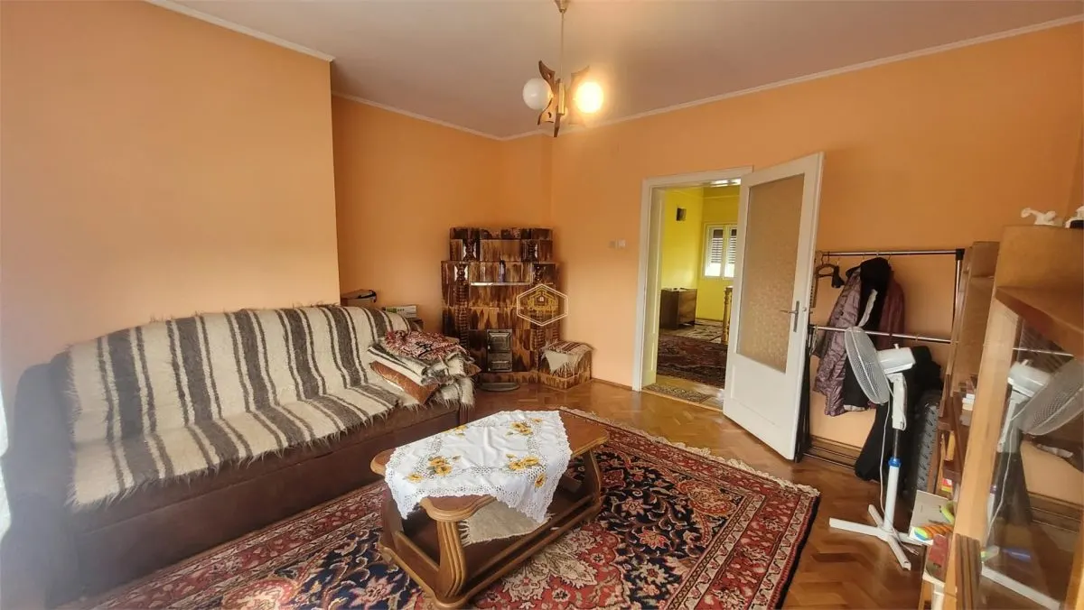 Casa solidă și spațioasă în centrul orașului Livada - foto 8