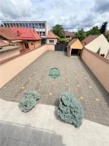 Vand casa cu 4 camere in zona semicentrala, 340mp utili si teren 510mp - foto 2