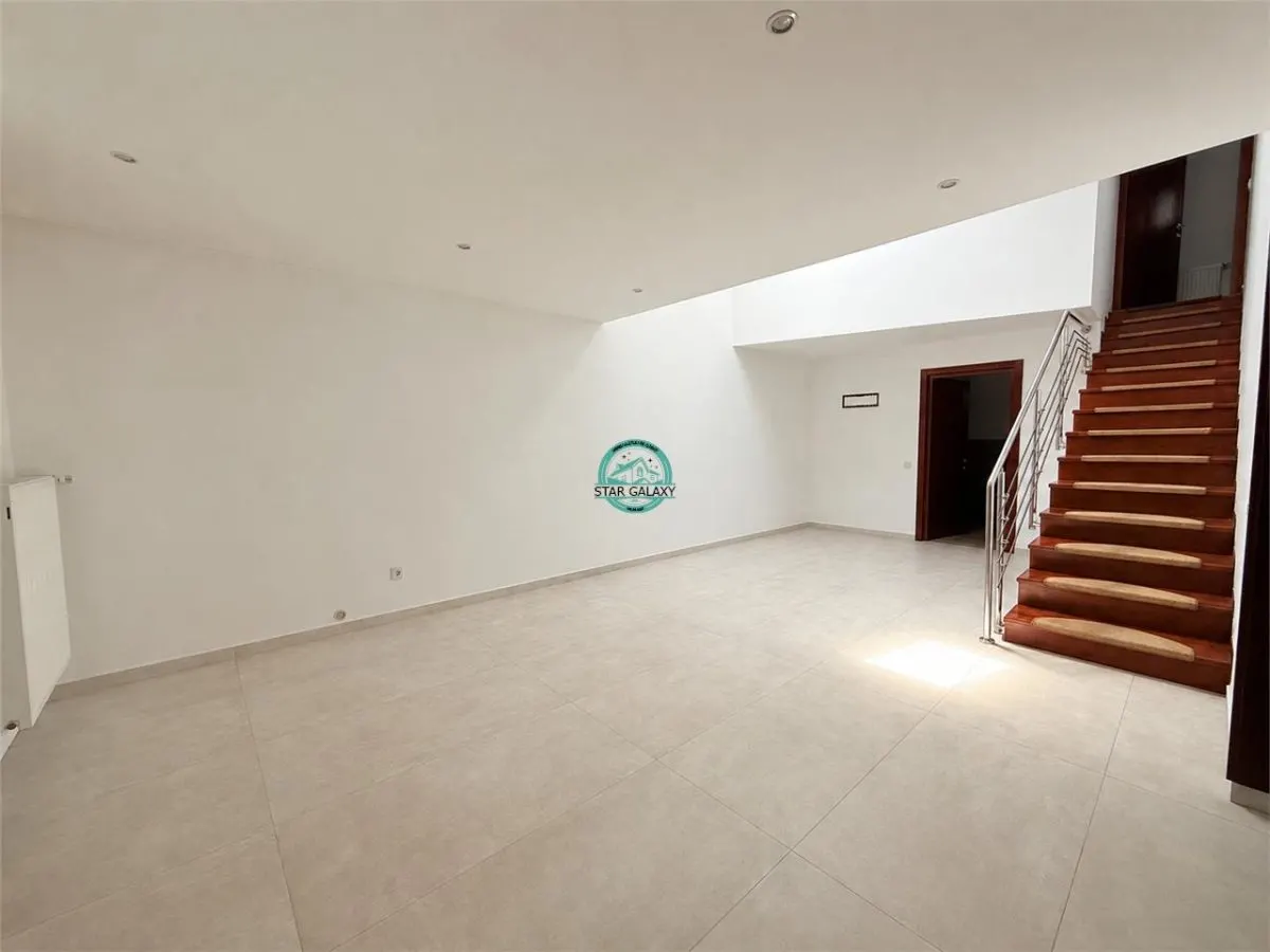 Vand casa cu 4 camere in zona semicentrala, 340mp utili si teren 510mp - foto 17