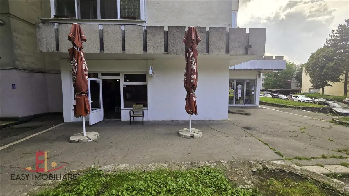 Spatiu comercial 45mp, vitrina, Dambu Pietros, grup sanitar, 2 zone acces. - foto 2