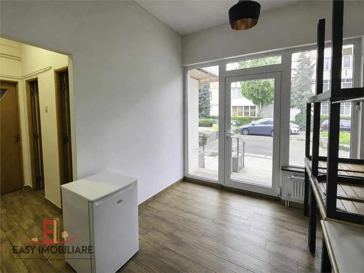 Spatiu comercial 45mp, vitrina, Dambu Pietros, grup sanitar, 2 zone acces. - foto 4