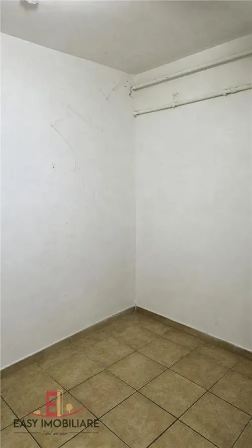 Spatiu comercial 45mp, vitrina, Dambu Pietros, grup sanitar, 2 zone acces. - foto 6