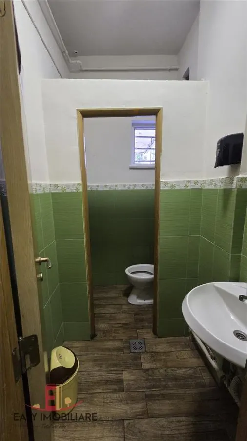 Spatiu comercial 45mp, vitrina, Dambu Pietros, grup sanitar, 2 zone acces. - foto 8