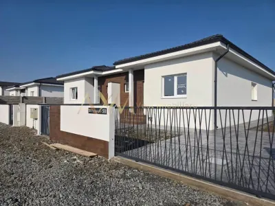 Vanzare 1/2 duplex 3 camere - Mosnita Noua