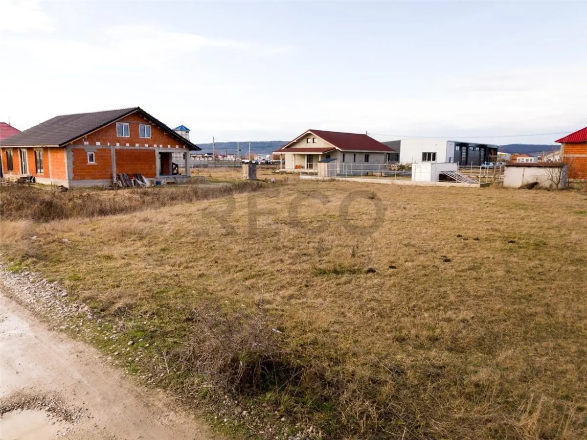 RECO Teren intravilan cu utilitati   Osorhei 700 mp - foto 2