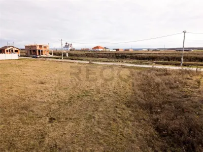 RECO Teren intravilan cu utilitati   Osorhei 700 mp - foto 3