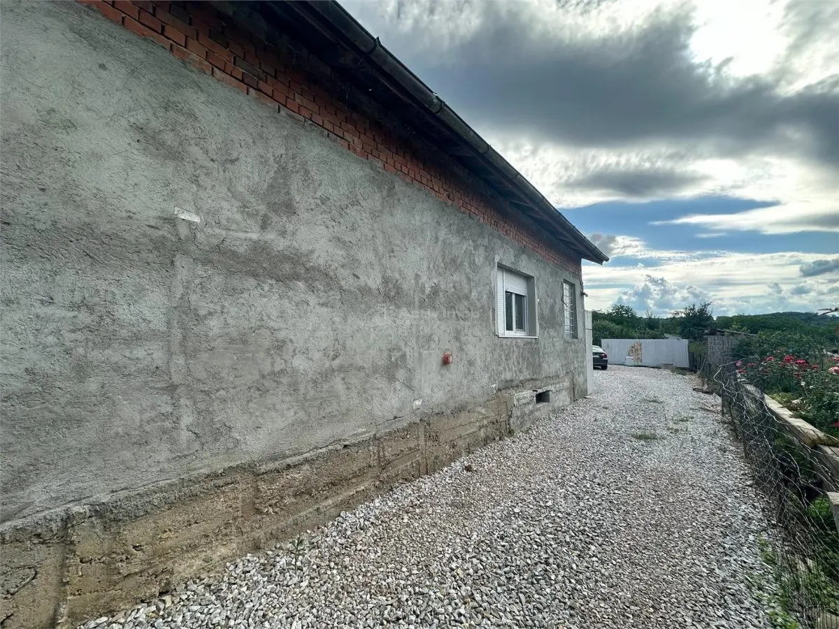 CASA SOLIDA CU TEREN SI CURTE,  BOCSA VASIOVA. COMISION ZERO - foto 4
