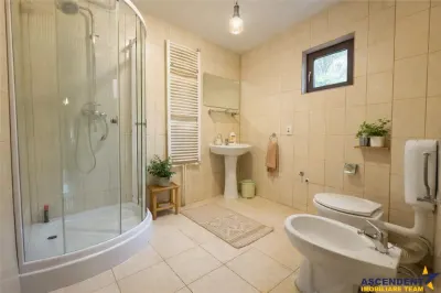 FILM! Rezidenta pe apreciabile conditii, in statiunea Sugas Bai, Covasna - foto 7
