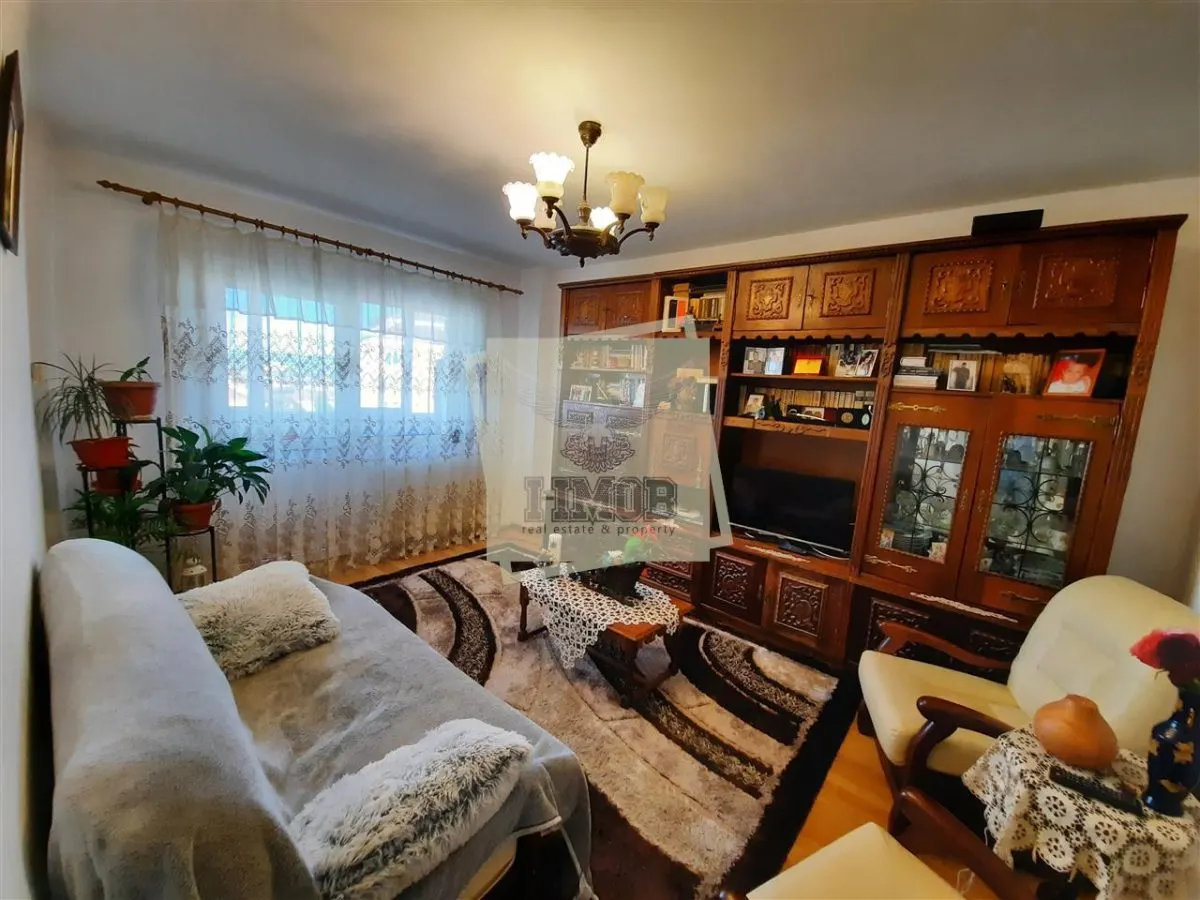Apartament cu 4 camere 2 bai balcon si pivnita de vanzare pe Mihai Viteazu din Sibiu - foto 1