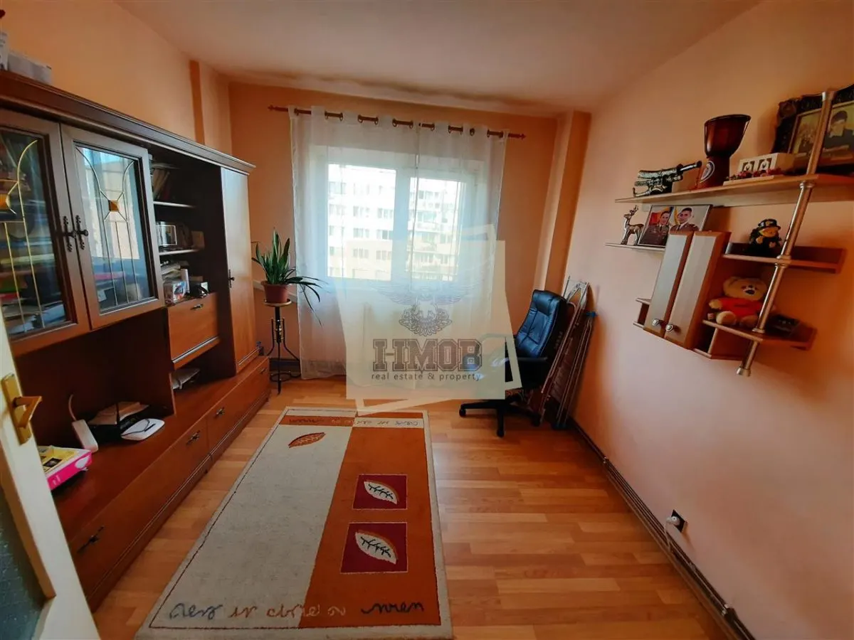Apartament cu 4 camere 2 bai balcon si pivnita de vanzare pe Mihai Viteazu din Sibiu - foto 2