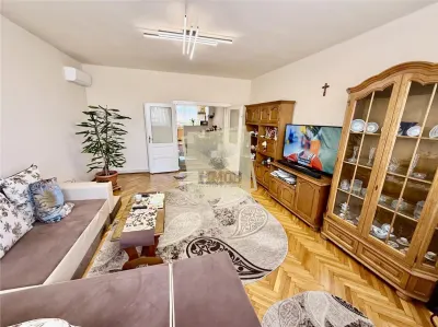Apartament la casa cu 4 camere  182 mp curte 150mp Piata Cibin - foto 2