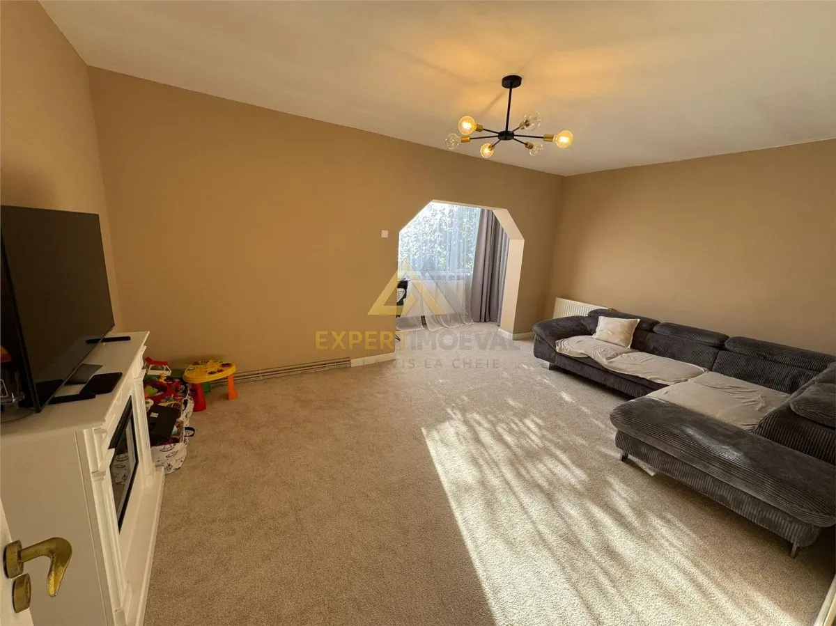 Apartament de vanzare 3 camere + garaj/ Str. Moldovei - foto 3